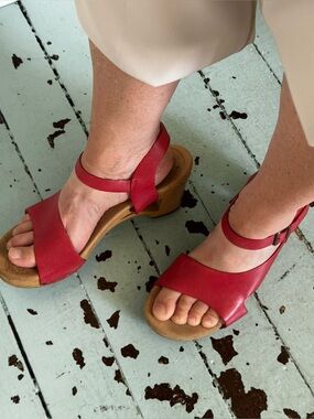 Dansko  Size EU 40 (US9.5-10) Tasha Sandal Leather uppers, Ankle Strap Mary Jane